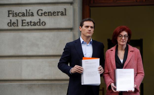 Rivera y Pagazaurtundua presentan la denuncia ante la Fiscalía General del Estado. 