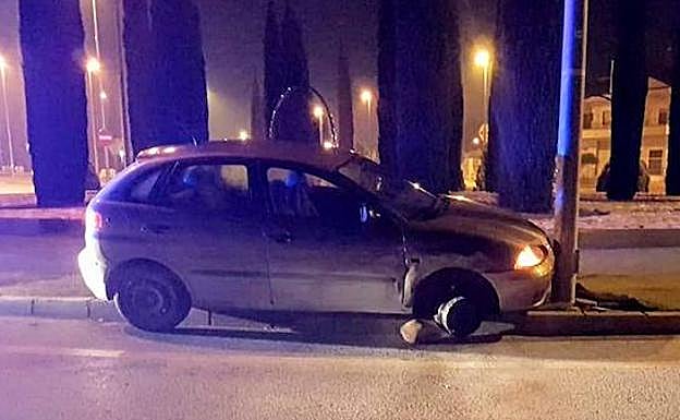 El turismo que un conductor ebrio estrelló contra una farola en la avenida de Alicante.