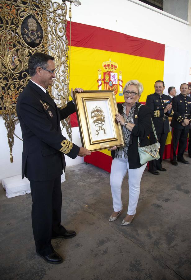 Doscientas personas asistieron a la concesión del Escudo de la Capa a Mari Luz Domínguez en el taller de cañones del Arsenal Militar