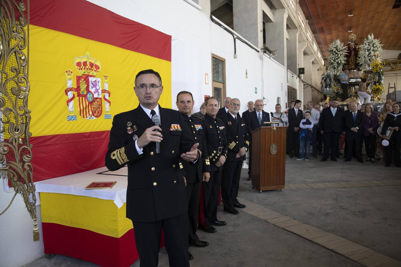 Doscientas personas asistieron a la concesión del Escudo de la Capa a Mari Luz Domínguez en el taller de cañones del Arsenal Militar