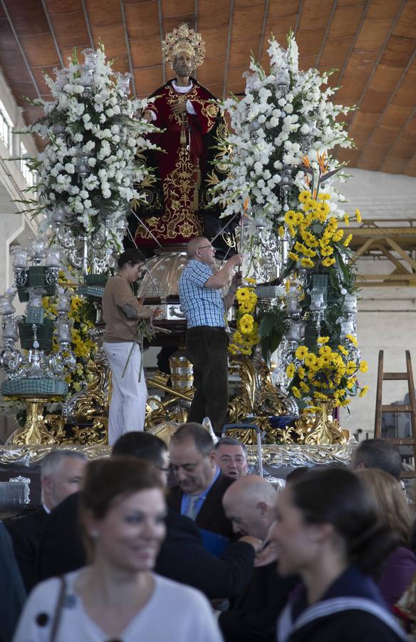 Doscientas personas asistieron a la concesión del Escudo de la Capa a Mari Luz Domínguez en el taller de cañones del Arsenal Militar