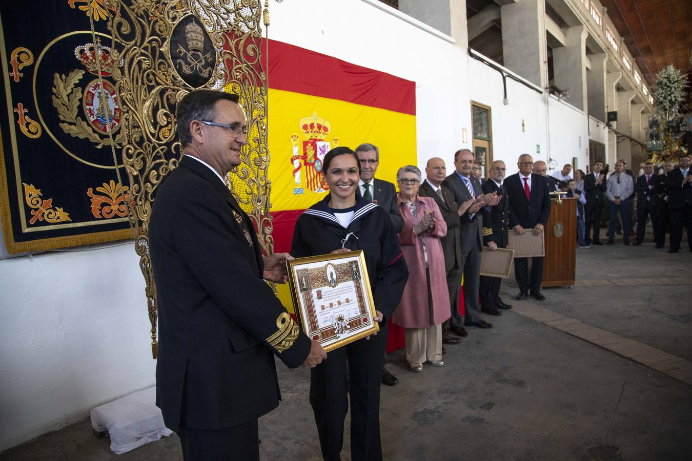 Doscientas personas asistieron a la concesión del Escudo de la Capa a Mari Luz Domínguez en el taller de cañones del Arsenal Militar