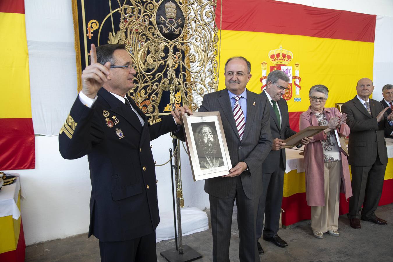 Doscientas personas asistieron a la concesión del Escudo de la Capa a Mari Luz Domínguez en el taller de cañones del Arsenal Militar