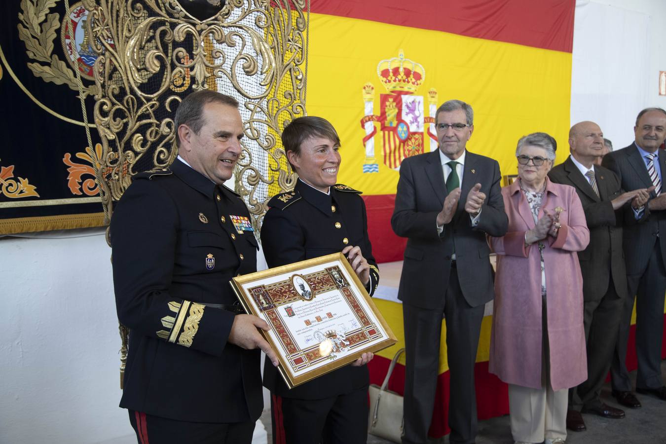 Doscientas personas asistieron a la concesión del Escudo de la Capa a Mari Luz Domínguez en el taller de cañones del Arsenal Militar