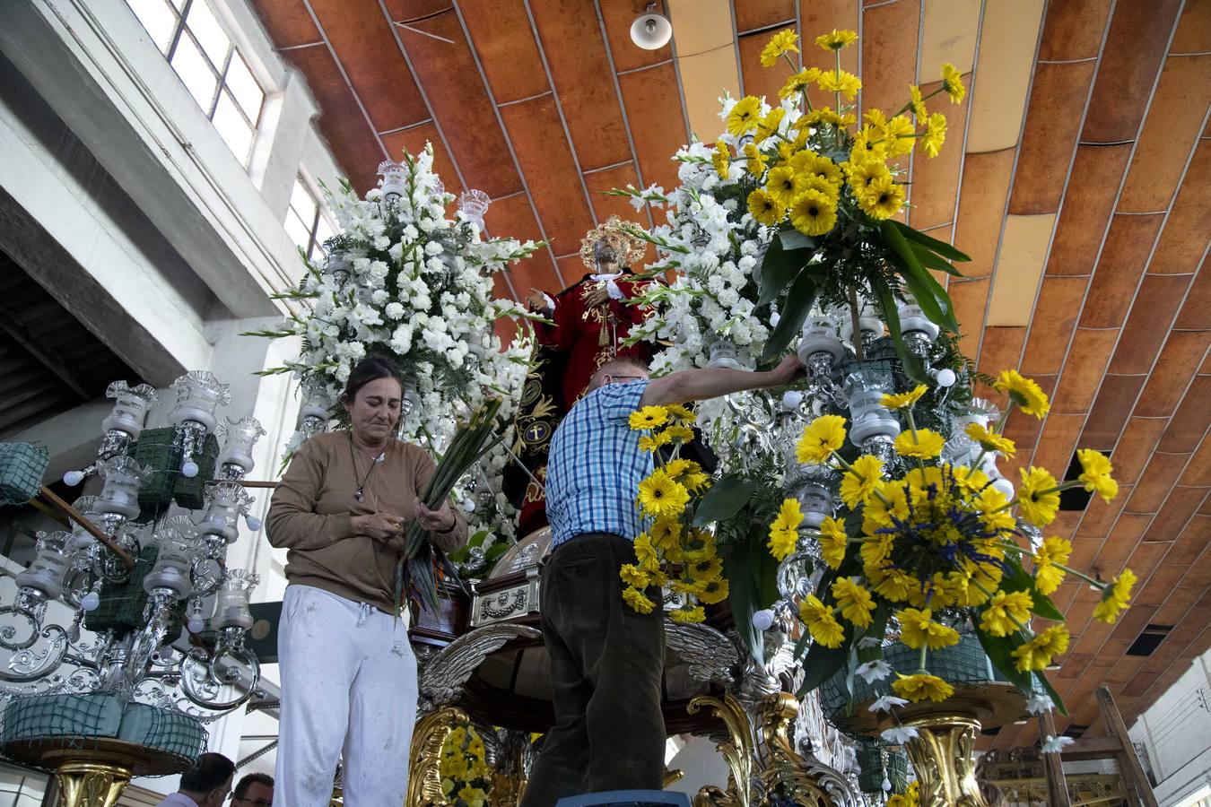 Doscientas personas asistieron a la concesión del Escudo de la Capa a Mari Luz Domínguez en el taller de cañones del Arsenal Militar
