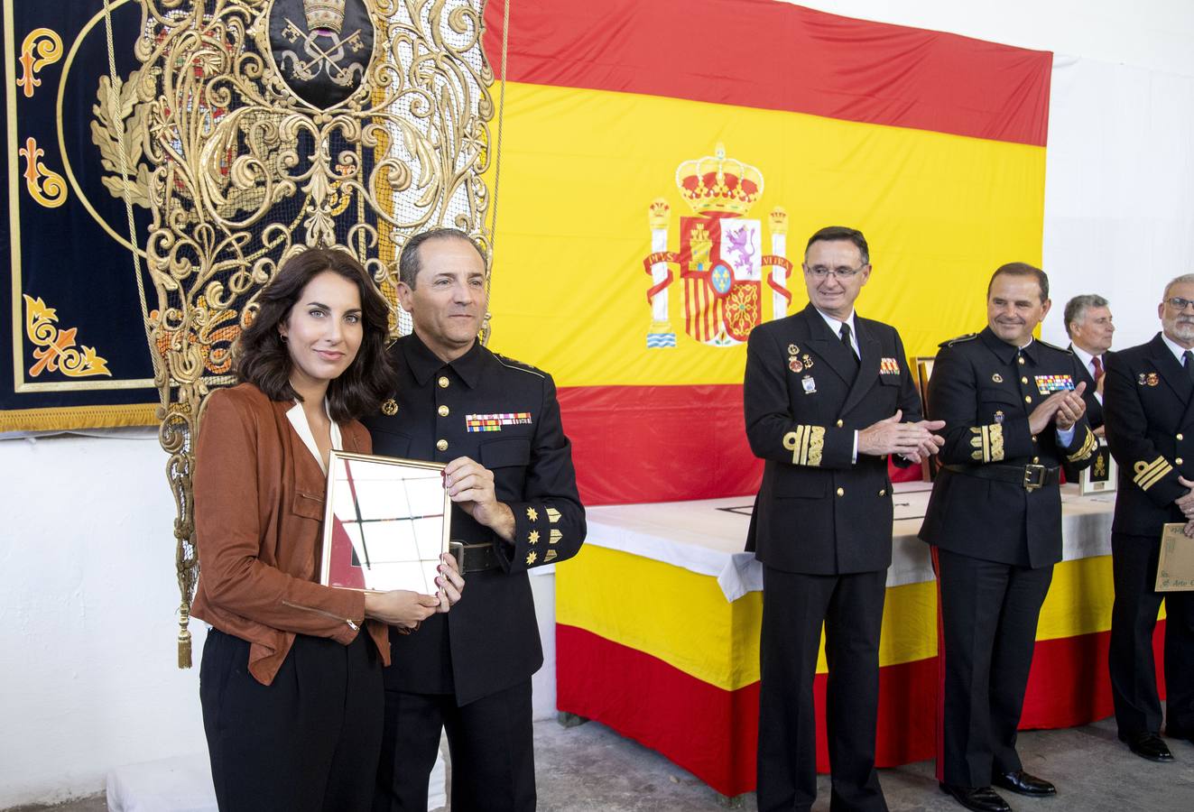 Doscientas personas asistieron a la concesión del Escudo de la Capa a Mari Luz Domínguez en el taller de cañones del Arsenal Militar