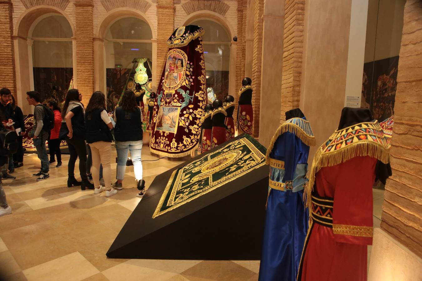 La cofradía lorquina enriquece su procesión romana con estas piezas a las que se ha dedicado un año entero.