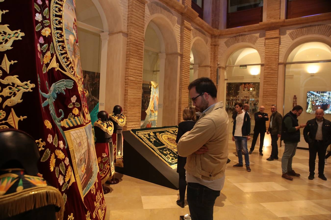 La cofradía lorquina enriquece su procesión romana con estas piezas a las que se ha dedicado un año entero.