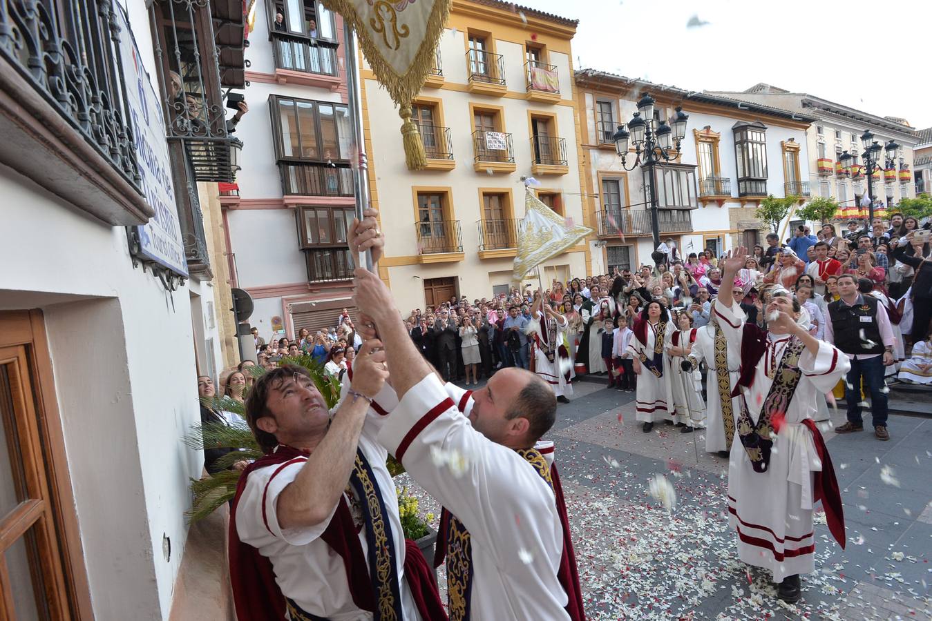 Las insignias de azules y blancos ondeando al aire al son de sus himnos, es una estampa inconfundible de la Semana Santa lorquina