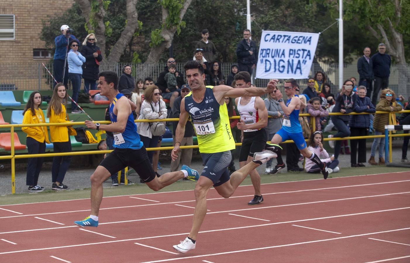 El mal estado de la pista de atletismo no pasa desapercibido para padres, monitores y usuarios en el trofeo Ciudad de Cartagena.