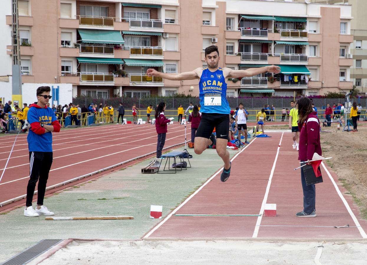 El mal estado de la pista de atletismo no pasa desapercibido para padres, monitores y usuarios en el trofeo Ciudad de Cartagena.