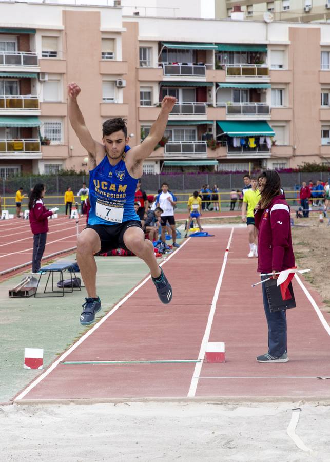 El mal estado de la pista de atletismo no pasa desapercibido para padres, monitores y usuarios en el trofeo Ciudad de Cartagena.