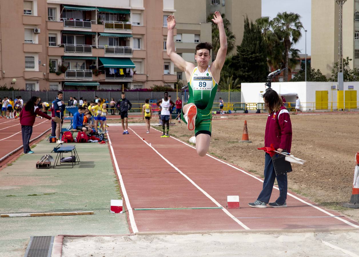 El mal estado de la pista de atletismo no pasa desapercibido para padres, monitores y usuarios en el trofeo Ciudad de Cartagena.