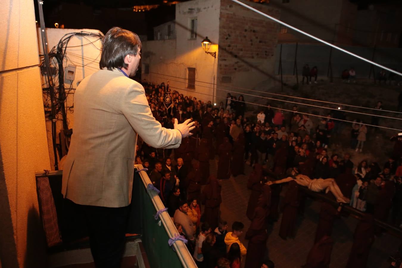 El Paso Morado estrenó en este recorrido penitencial el nuevo estandarte con la imagen de Jesús bordado en sedas.