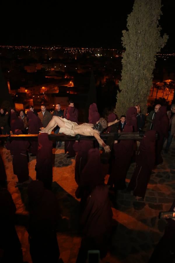 El Paso Morado estrenó en este recorrido penitencial el nuevo estandarte con la imagen de Jesús bordado en sedas.