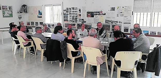 Representantes de los colectivos integrados en la plataforma ciudadana, el martes en el local social de Llano del Beal. 