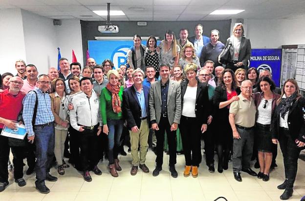 Alfonso (c), junto a los miembros de su lista y simpatizantes. 