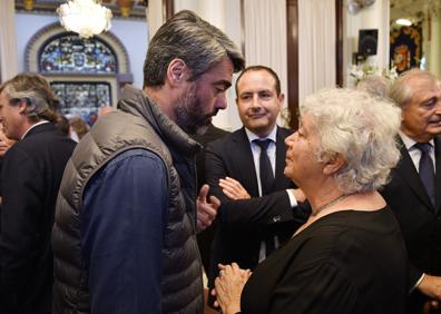 Imagen secundaria 1 - Lola Alcántara despide el féretro desde el Ayuntamiento, recibe las condolencias de Luis Enríquez y saluda al torero Javier Conde. 