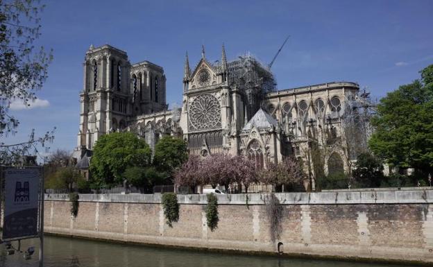 Estado actual de la fachada de Notre Dame tras el incendio. 
