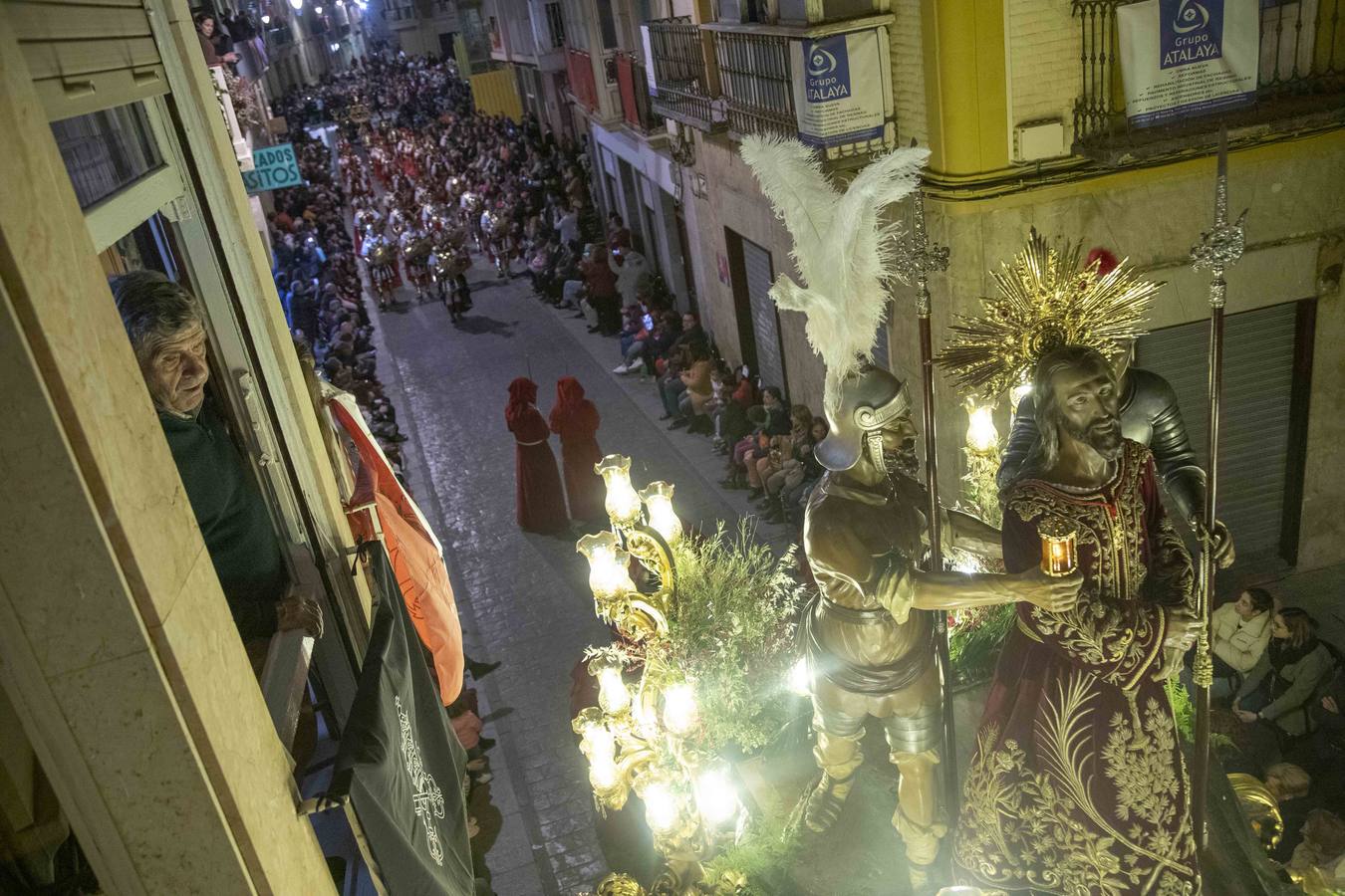 El público afronta con abrigos y mantas una noche desapacible, para admirar la gran procesión california