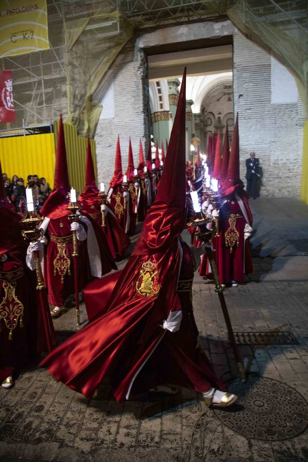 El público afronta con abrigos y mantas una noche desapacible, para admirar la gran procesión california