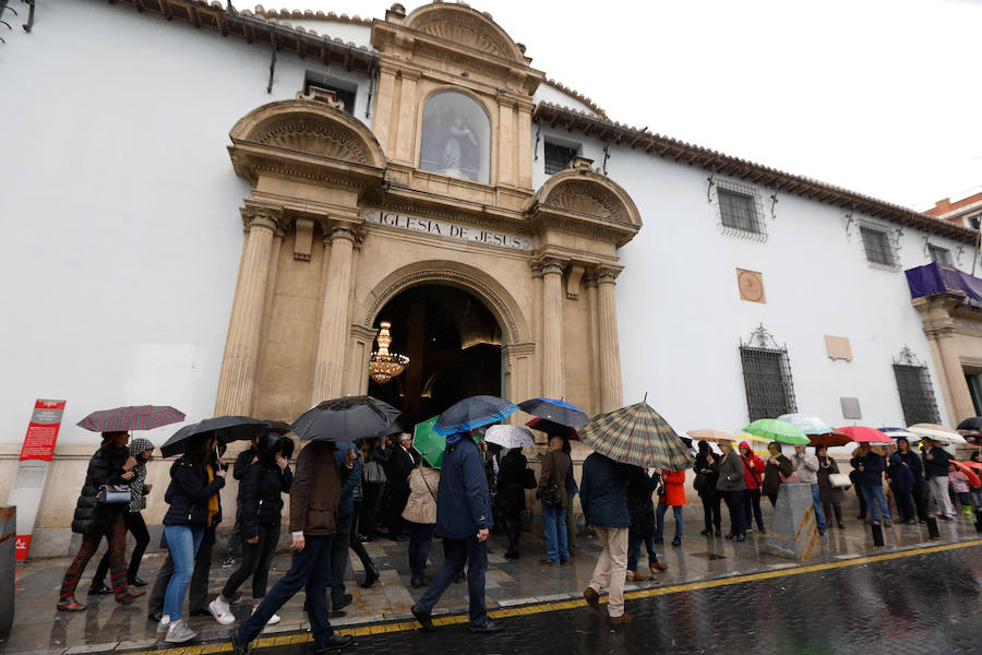 Cientos de personas se congregan desde primera hora de la mañana en la Iglesia privativa de Jesús para ver los pasos de Francisco Salzillo que este Viernes Santo no pudieron desfilar por las calles de la ciudad a causa de las condiciones meteorológicas