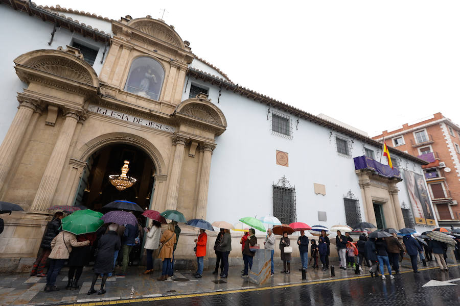 Cientos de personas se congregan desde primera hora de la mañana en la Iglesia privativa de Jesús para ver los pasos de Francisco Salzillo que este Viernes Santo no pudieron desfilar por las calles de la ciudad a causa de las condiciones meteorológicas