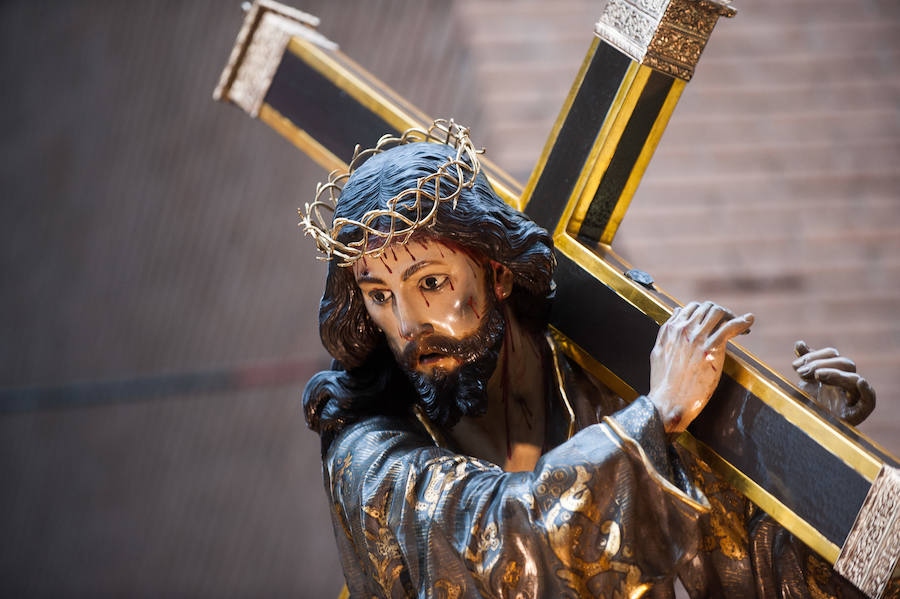 Tras la suspensión de la procesión los fieles pudieron asistir a un encuentro de los pasos realizado en la Plaza de San Antolín