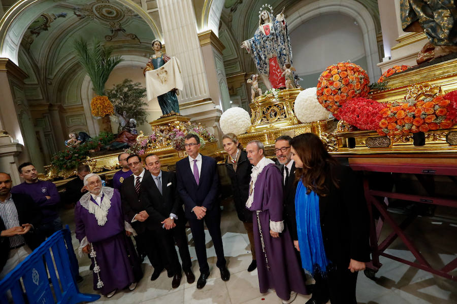 La hermana del Rey Felipe VI se acercó a la Iglesia de Nuestro Padre Jesús para contemplar los pasos que no pudieron desfilar este Viernes Santo por las calles de Murcia