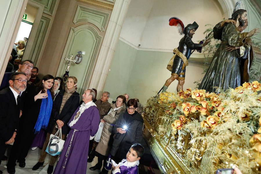 La hermana del Rey Felipe VI se acercó a la Iglesia de Nuestro Padre Jesús para contemplar los pasos que no pudieron desfilar este Viernes Santo por las calles de Murcia