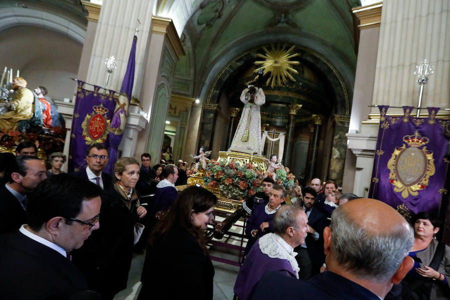 La hermana del Rey Felipe VI se acercó a la Iglesia de Nuestro Padre Jesús para contemplar los pasos que no pudieron desfilar este Viernes Santo por las calles de Murcia