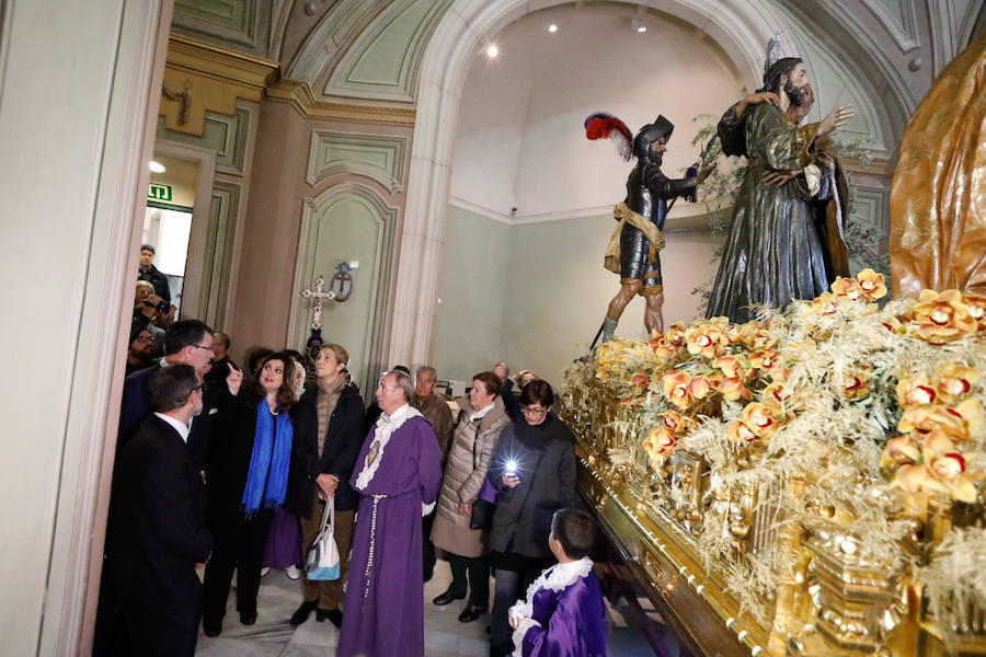 La hermana del Rey Felipe VI se acercó a la Iglesia de Nuestro Padre Jesús para contemplar los pasos que no pudieron desfilar este Viernes Santo por las calles de Murcia