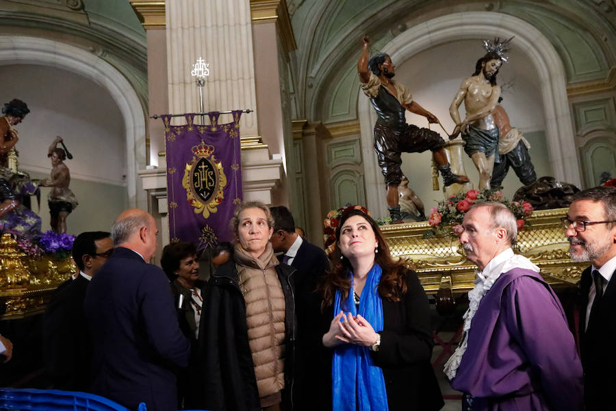 La hermana del Rey Felipe VI se acercó a la Iglesia de Nuestro Padre Jesús para contemplar los pasos que no pudieron desfilar este Viernes Santo por las calles de Murcia