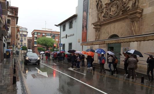 Colas en la puerta de la Iglesia de Nuestro Padre Jesús, este Viernes Santo.
