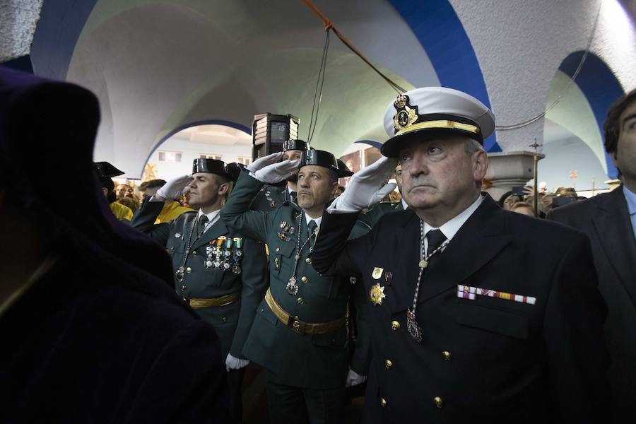 La procesión marraja, adelantada dos horas, sale entre plásticos y es vivida por miles de procesionistas durante la madrugada