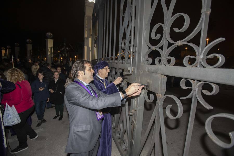 La procesión marraja, adelantada dos horas, sale entre plásticos y es vivida por miles de procesionistas durante la madrugada