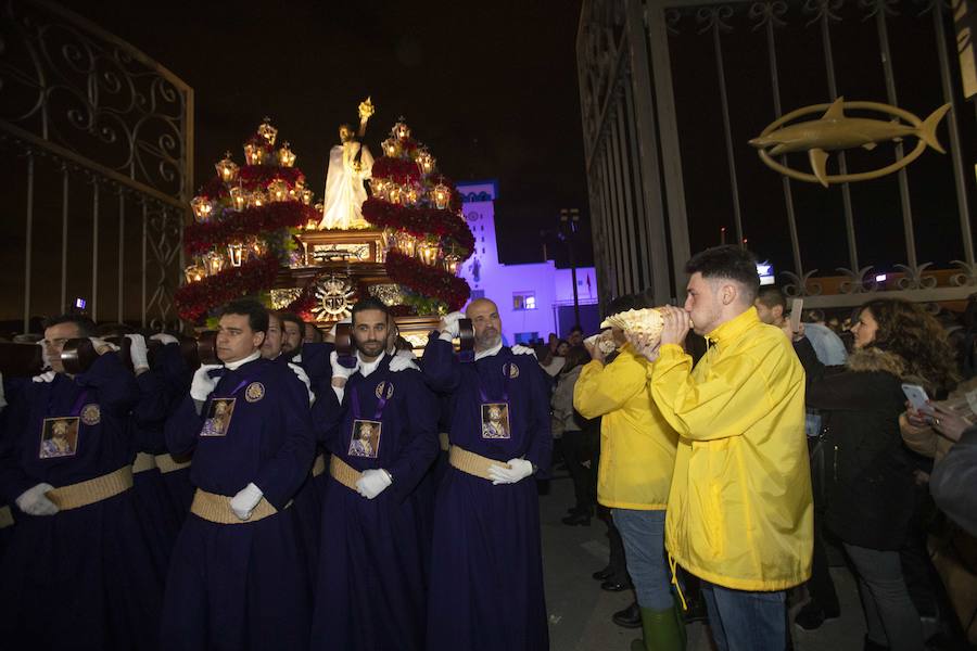 La procesión marraja, adelantada dos horas, sale entre plásticos y es vivida por miles de procesionistas durante la madrugada