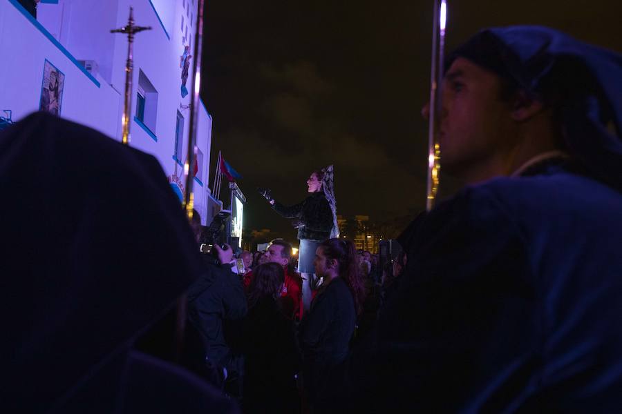 La procesión marraja, adelantada dos horas, sale entre plásticos y es vivida por miles de procesionistas durante la madrugada