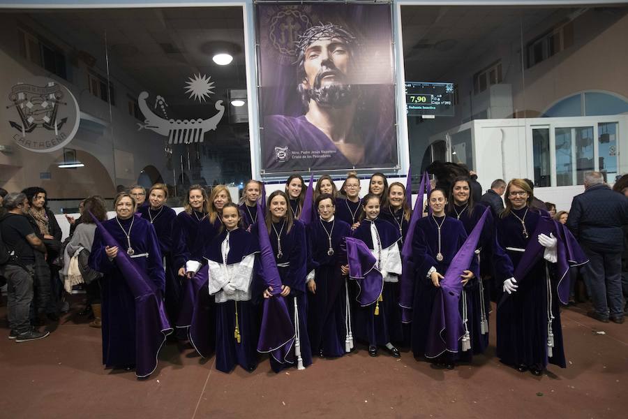 La procesión marraja, adelantada dos horas, sale entre plásticos y es vivida por miles de procesionistas durante la madrugada