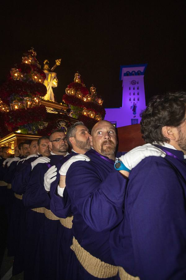 La procesión marraja, adelantada dos horas, sale entre plásticos y es vivida por miles de procesionistas durante la madrugada