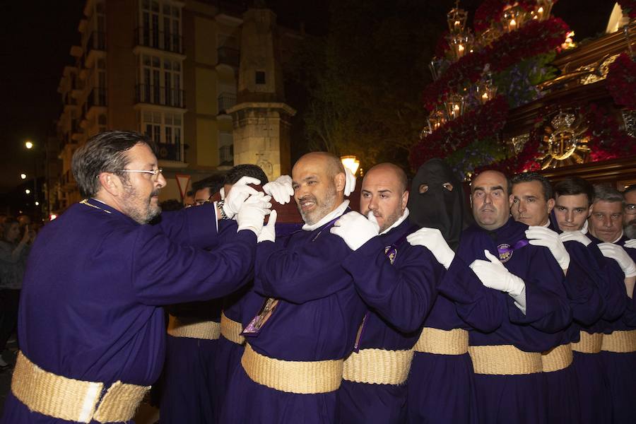 La procesión marraja, adelantada dos horas, sale entre plásticos y es vivida por miles de procesionistas durante la madrugada