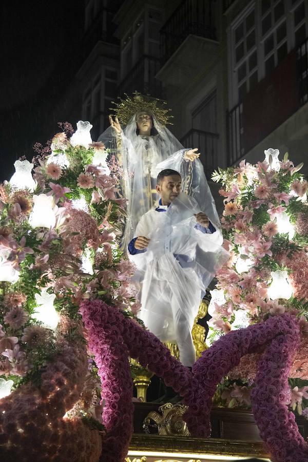 La procesión marraja, adelantada dos horas, sale entre plásticos y es vivida por miles de procesionistas durante la madrugada