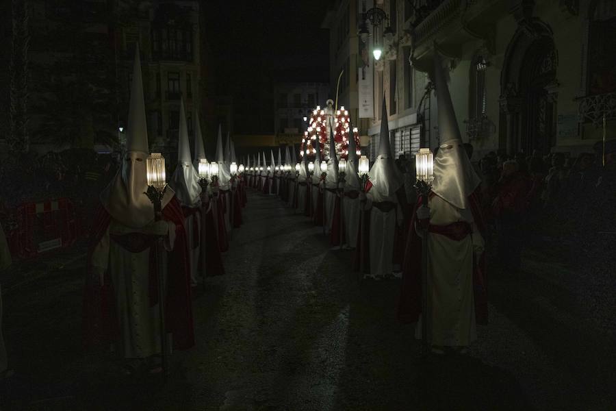 La procesión marraja, adelantada dos horas, sale entre plásticos y es vivida por miles de procesionistas durante la madrugada