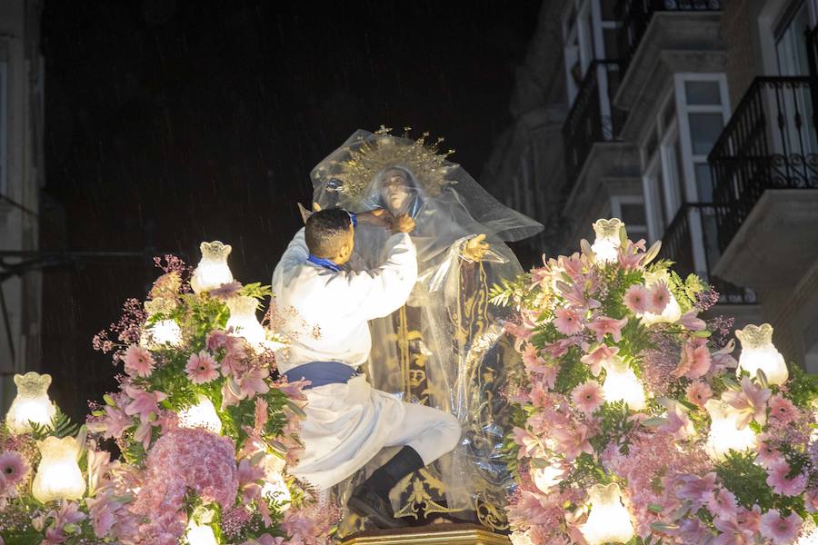 La procesión marraja, adelantada dos horas, sale entre plásticos y es vivida por miles de procesionistas durante la madrugada