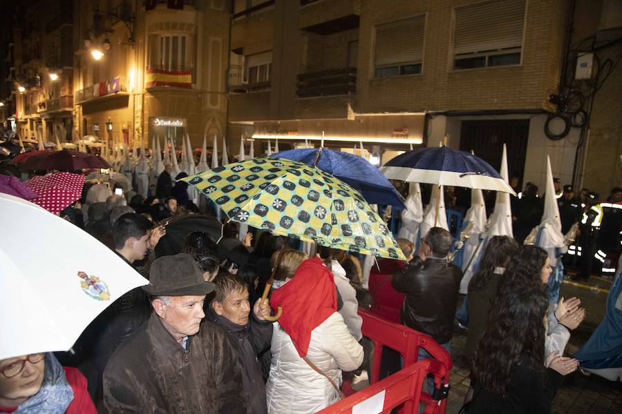 La procesión marraja, adelantada dos horas, sale entre plásticos y es vivida por miles de procesionistas durante la madrugada