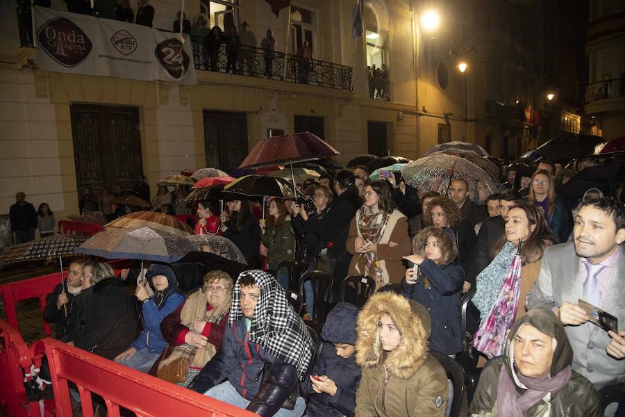 La procesión marraja, adelantada dos horas, sale entre plásticos y es vivida por miles de procesionistas durante la madrugada