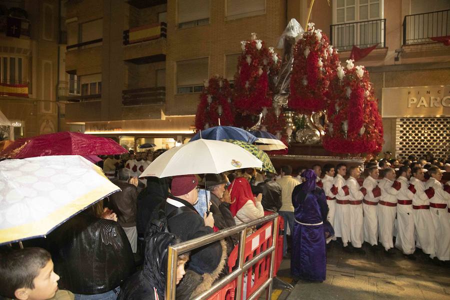 La procesión marraja, adelantada dos horas, sale entre plásticos y es vivida por miles de procesionistas durante la madrugada