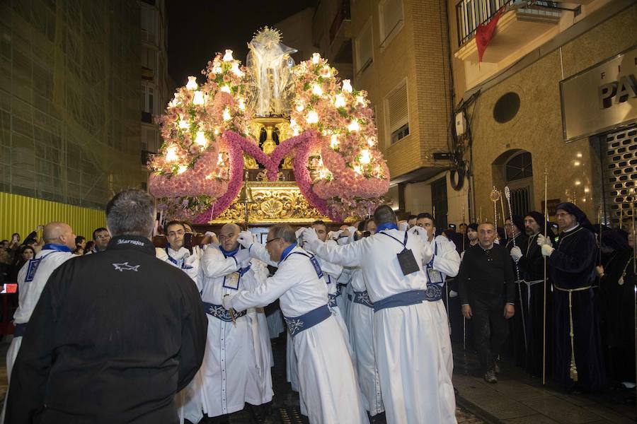La procesión marraja, adelantada dos horas, sale entre plásticos y es vivida por miles de procesionistas durante la madrugada