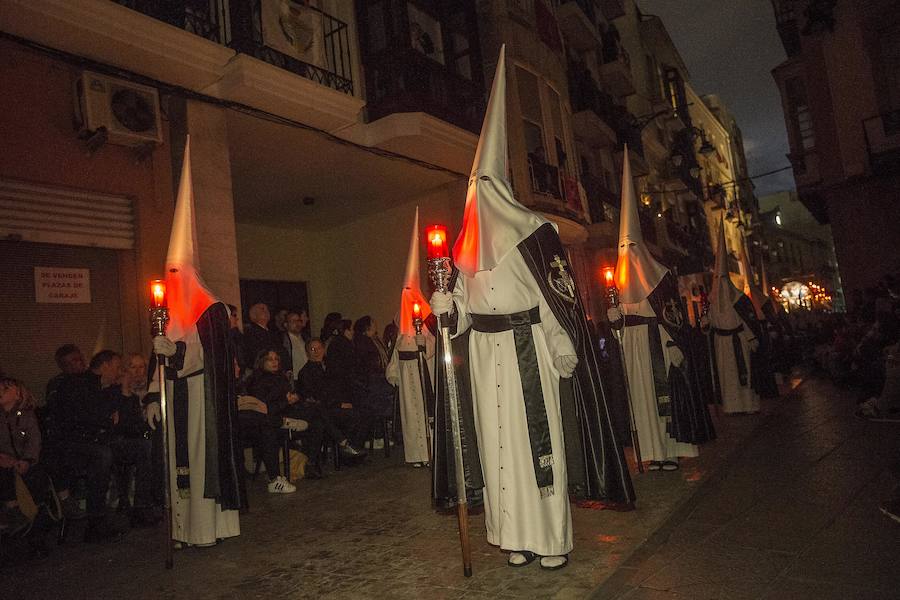 La Cofradía protege las imágenes y los sudarios en la Procesión Solemne del Silencio, ante la amenaza de lluvia
