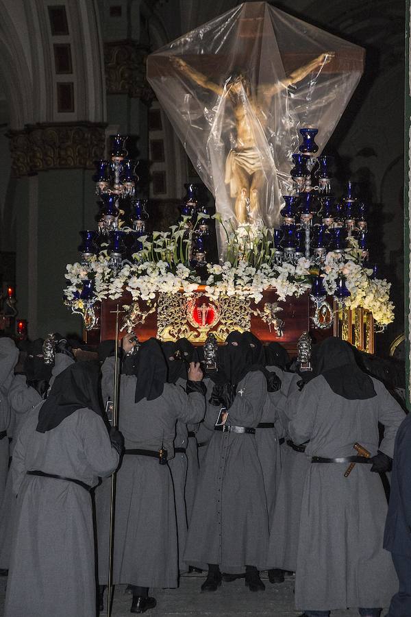 La Cofradía protege las imágenes y los sudarios en la Procesión Solemne del Silencio, ante la amenaza de lluvia